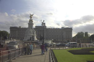 Outside Buckingham Palace with our friends Bill & Gwen